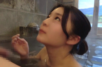【無修正シロウト動画】高そうなホテルのキッチンでバック挿入される薄化粧シロウト女子！そのまま正常位生中出し！後半で温泉入浴中のフェラ抜きもあるぞ〜！の画像