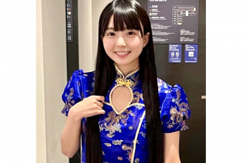 【無修正シロウト動画】白肌ロング黒髪Ｓ級シロウト女子がＪ系制服コスからチャイナ服に着替えてチ○ポをイジるお手伝い！その後に処女で生中出し妊娠確定！？の画像
