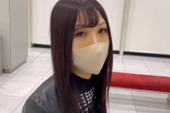 【無修正シロウト動画】販売元削除済！渋谷の渡り廊下で待ち合わせするレザージャケット長髪シロウト女子ギャルをハメ撮り！最後はパイパンお○んこ生中出し！の画像