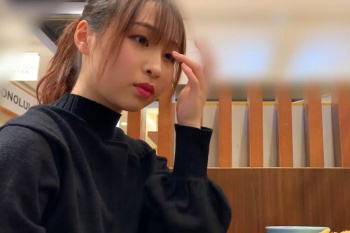 【無修正シロウト動画】茶髪ポニテ優しい笑顔の可愛いＭ系シロウト女子とゴハンしてからハメ撮り！暗闇の中 最後は生中出し発射！くっきりビラビラ黒めだぞ！の画像