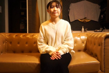 【無修正シロウト動画】はにかんだ笑顔がめっかわ丸童顔シロウト女子ハメ撮り！脱いだらパイパンお○んこで興奮！最後はやっぱり生中出し！推定Ｂカップ微乳◎の画像