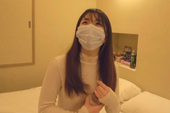 【シロウト動画】笑うと目がノの字になる愛嬌抜群シロウト女子と待ち合わせホテルでハメ撮り！コート下はミニスカ＆Ｔバックに興奮！最後は高速騎乗位で外射！の画像