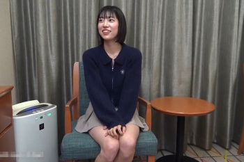 【無修正エロシロウト動画】販売元削除済！長時間！イマドキお洒落な服装Ｓ級シロウト女子ハメ撮り！脱いだら推定Ｂカップ微乳＆ふっさ陰毛！最後ガツン生中出し！の画像