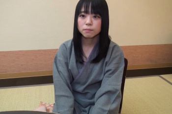 【無修正エロシロウト動画】ヌルサク超高画質！セミロング黒美髪シロウト合法ロリ女子が旅館でしっぽりハメ撮り前編！変態プレイやられ放題！発射先はやっぱり中！の画像