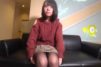【無修正エロシロウト動画】肩穴開きセーター＆ミニスカ姿の合法ロリカワ系シロウト女子ハメ撮り前編！ピチピチ美肌に興奮！最後やっぱりパイパン生中出し！美脚◎の画像