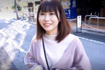 【エロシロウト動画】お金が欲しい可愛い系シロウト女子がＭっ気ある男性宅を訪ねて際どいリクに応える！乳首舐め手コキでスカートに発射！更に注文は続いていくぞの画像