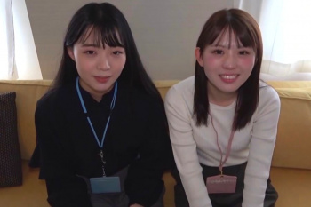 【無修正エロシロウト動画】可愛いＯＬ風シロウト２人組と３Ｐ撮影！照れた顔が素敵！男性の立場になりたいぞ！最後パイパン生中出しで決まり！超接写剥きくぱぁ◎の画像
