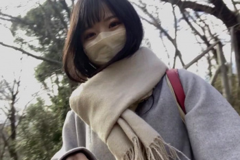 【エロシロウト動画】コートの下は真っ裸！ショート黒髪かわいい系シロウト女子が公園＆林でドキドキ露出プレイ！続き後半公衆トイレに入りローターオナニー開始！の画像