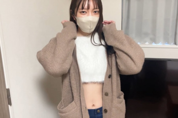 【無修正エロシロウト動画】超高画質！へそ出し韓国風ファッションＳＳＳ級スタイル抜群女子がゆるふわトークしつつ裸Ｍ字くぱぁ＆電マ当て！気持良くなり２回イク！の画像