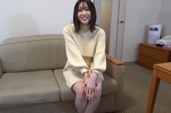 【無修正エロシロウト動画】クリーム色ニットミニワンピ細身黒髪白肌女子ハメ撮り！極太チ○ポ接写フェラに興奮！最後は陰毛お○んこ生中出し！スタイル抜群美尻◎の画像