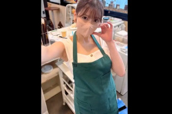 【エロシロウト動画】ス○バ女子が職場で露出＆個室トイレで指オナ自撮りからのインタビュー！続き後半本格ハメ撮り開始！最後正常位からの口内発射フィニッシュ！の画像