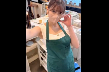 【エロシロウト動画】ス○バ女子が職場で露出＆個室トイレで指オナ自撮りからのインタビュー！続き後半本格ハメ撮り開始！最後正常位からの口内発射フィニッシュ！の画像