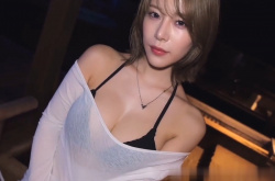 【無修正エロシロウト動画】スマホ横画面!SSS級モデル並上物女子としっぽり温泉旅行ハメ撮り!えちえち水着姿で混浴そのまま一発!テラスベッドでもう一発だ!の画像