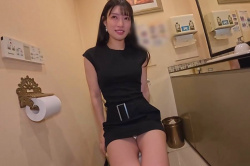 【エロシロウト動画】バーの個室トイレにフェロモンムンムン美女を連れ込む！二の腕出しお洒落ミニワンピ服姿シロウト美人フェラ抜き！続き後半最後は口内発射だ！の画像