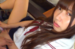 【エロシロウト動画】カチカチのチ○ポ弄ぶＪ系セーラー服めっかわ丸顔女子ハメ撮り！接写カメラ目線に興奮！最後は騎乗位パイパン生中出しドローリ！エロ腰振り◎の画像