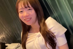 【無修正エロシロウト動画】横画面!ロング茶髪お洒落した可愛い系シロウト女子と飲んだ後ハメ撮り!紺色ジャージのような謎のマイクロ水着!最後パイパン生中だ!の画像