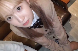 【エロシロウト動画】ほぼ無修正!横画面!明るい茶金髪ロングJ系制服姿が現役にしか見えないSSS級ロリカワ合法女子ハメ撮り!半脱ぎ状態で生ハメセックスだ!の画像