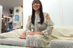 【エロシロウト動画】高画質！超長時間！横画面！メガネ＆片腕出しロングワンピに合うシロウトむち女子ＡＶ初体験！推定アイカップ巨大乳輪！続き後半まで見逃すなの画像