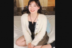 【無修正エロシロウト動画】笑顔素敵なプリーツミニスカ服姿の超白肌女子ハメ撮り！極太勃起チ○ポをバックからお○んこ自ら剥き開く！続き後半最後パイパン生中！の画像