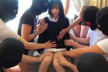 【無修正エロシロウト動画】ロング黒髪清楚系シロウト可愛い女子が数え切れない男性と集団セックス！パイパンお○んこ丸見え！続き後半ヤラれまくる姿を見逃すな！の画像