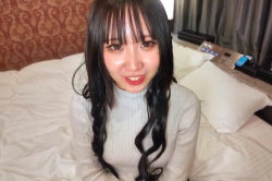 【無修正エロシロウト動画】ウィッグのようなロング巻黒髪＆水色ダウン姿のかわいい系素人女子と道端で出会いホテルへイン！最後パイパン生中出し発射だ！良画質◎の画像