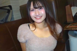 【無修正エロシロウト動画】黒プリーツ超ミニスカ＆黒ニーハイ姿のゆるふわ茶巻髪シロウト女子ハメ撮り！丁度良いエロボディ！最後正常位陰毛お○んこ生中出しだ！の画像