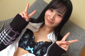 【無修正エロシロウト動画】緊張気味だったが笑うと可愛い清楚系シロウト女子ハメ撮り！パイパンお○んこ具が大きい！続き後半最後はやっぱり生中出しで決まりだ！の画像