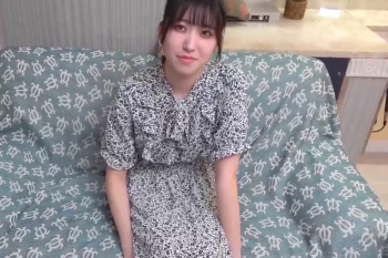 【無修正エロシロウト動画】よくあるワンピース姿の笑うと可愛い黒髪白肌シロウト女子ハメ撮り！最後は正常位で生中出し発射！続いて風呂場２回目バック生中だぞ！の画像