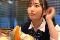 【エロシロウト動画】メロンパフェ食べた後ホテルハメ撮りするピチピチ青チェ制服ポニテ女子！推定Ｆカップ隠れ美巨乳！最後は正常位生中出し＆胸射２回！長時間◎の画像