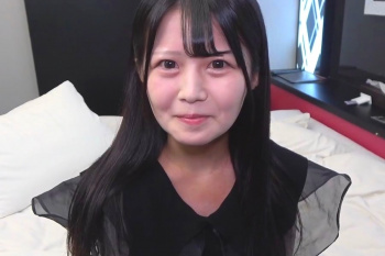 【無修正エロシロウト動画】つぶらな瞳＆白肌細身姿アイドル系シロウト女子ハメ撮り！パイパンお○んこ丸見え超接写フェラ！続き後半最後は生中！長時間◎横画面◎の画像