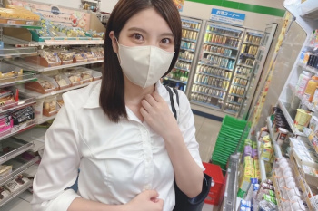 【無修正エロシロウト動画】白ブラウス＆タイト黒スカートＯＬ姿マスク美人ハメ撮り！接写スジマン丸見えだ！カメラ目線の目ヂカラ強いな！高画質◎販売元削除済◎の画像