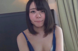 【無修正エロシロウト動画】青色下着姿クリックリの瞳ＳＳＳ級童顔ロリカワ女子ベッドでフェラ抜き！カメラ目線にドキッ！最後口内発射！ヌルサク高画質◎横画面◎の画像