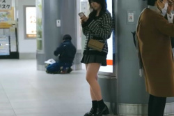 【無修正エロシロウト動画】ミニスカ冬ニット姿で待ち合わせする黒巻髪の愛嬌抜群女子ハメ撮り！横浜２２歳保育士！続きの後半最後はパイパン生中出しで決まりだ！の画像