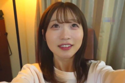 【無修正エロシロウト動画】ロリカワ最強クラス降臨！買い食いしてからホテルで４Ｐ同時フェラ！えちえち水着コスチュームたまらん！パイパンお○んこ！ヌル画質◎の画像