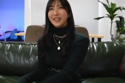 【エロシロウト動画】エロインフルエンサー降臨！黒美髪ロング２６歳キレイ系ビッチ美人ハメ撮り！カラフル下着付けたまま挿入でめちゃ喘ぐ！最後生中だ！長時間◎の画像