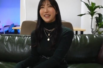 【エロシロウト動画】エロインフルエンサー降臨！黒美髪ロング２６歳キレイ系ビッチ美人ハメ撮り！カラフル下着付けたまま挿入でめちゃ喘ぐ！最後生中だ！長時間◎の画像