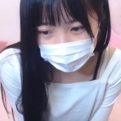 【ライブチャット】黒髪ロングの美少女が恥じらいながらスカートを捲りあげて純白のパンティを見せてくれるの画像