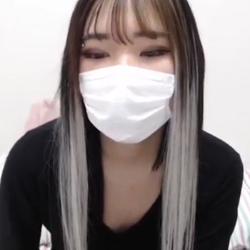 【ライブチャット】おっとりしているギャルがパンティに穴が空いちゃったとお尻を突き出して見せるエロ配信の画像