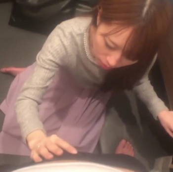 【無修正ライブチャット】ネットカフェでお洒落な人妻女子にお口でご奉仕してもってるな！いいなぁ〜！！の画像