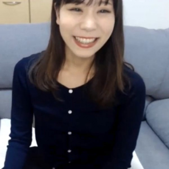 【無修正ライブチャット】素敵な笑顔と天然な口調で癒やされるキレイ系女子のお○んまんを楽しく視聴♫の画像