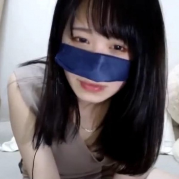 【ライブチャット】青い鼻マスクが珍しい肩出しワンピ美人女子！酔ってよく分からない事になってるぞ！の画像