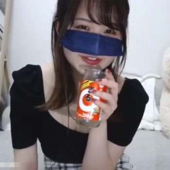 【ライブチャット】青い鼻マスクが珍しい肩出しワンピ美人女子！再び！おじさんが好きな銘柄とつまみ！の画像