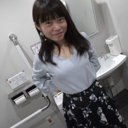 【無修正シロウト動画】多目的トイレに連れて行かれる麦わら帽子女子！特別美人というわけでもないが、シロウト感抜群の好きモノ系！最後は尻射！下着◎ 良画質◎の画像