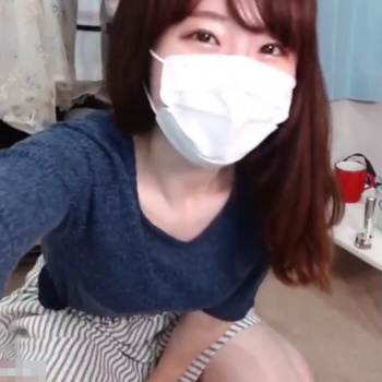 【ライブチャット】オシャレなスカートから伸びる白い美味しそうな太ももに上品なニットがソソるチャット素人お姉さん！ガチ自宅？マン毛までサービス✕２！！の画像
