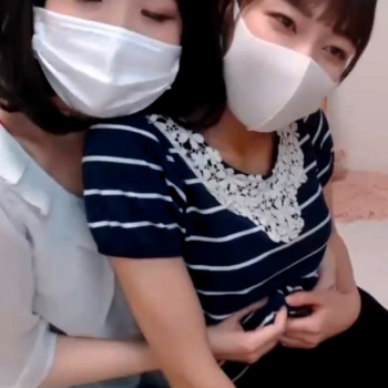 【ライブチャット】人気ジャンル！女の子２人組の脱がせ合いイチャイチャ配信！半年またぎの第二弾！甲乙付け難いステキな２人で好みが分かれそうだなぁ〜！！の画像