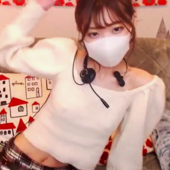 【ライブチャット】イマドキ丈感と膨らみの可愛い服を着た細身キレカワ系素人女子！いろんなところから服を巻き上げて肌見せ！ウェスト細すぎビューティフル！の画像