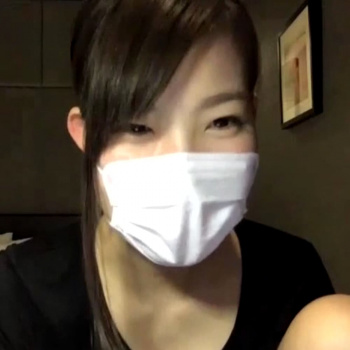 【無修正ライブチャット】後ろ黒髪まとめた素人女子がホテルから生配信！第一弾！過去のハメ撮り動画をスマホの画面越しに見せながら生脱ぎ！鮮やかな下着◎◎の画像