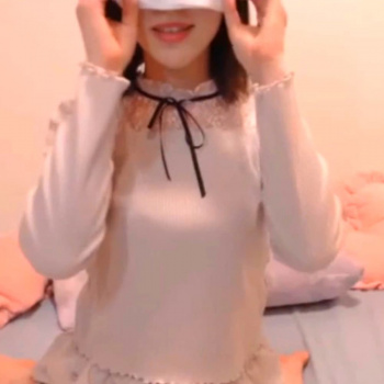 【ライブチャット】甘えた声とカラダをくねらせる誘惑がナチュラルに出来て凄い清楚系美人チャット素人女子！第一弾！顔チラする瞬間を見逃すな！美脚◎ 口元◎の画像