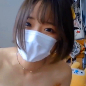 【無修正ライブチャット】大人気！オーバーオール服可愛いショート細身素人女子が生まれたままの姿になってお○んこくぱぁ＆太ディルドオナニー！続きの後半！の画像