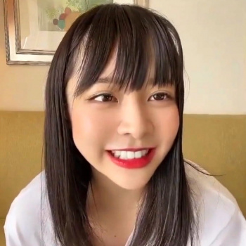 【無修正ライブチャット】キタ高精細！口紅の似合う素人美少女が寝ている彼氏を横目にガチ指オナニー！後半で白目剥く！推定Ｇカップ◎美巨乳◎シチュ◎白肌◎の画像